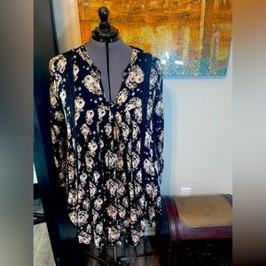 Beautiful long sleeve floral tunic great with leggings by Rebelion size 3X plus.